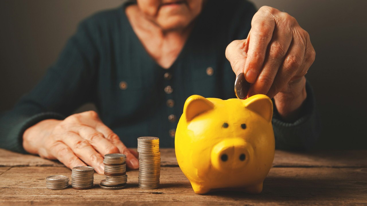 Leaving $10,000 in a big-bank savings account can cost about $400 a year versus a 4% online account