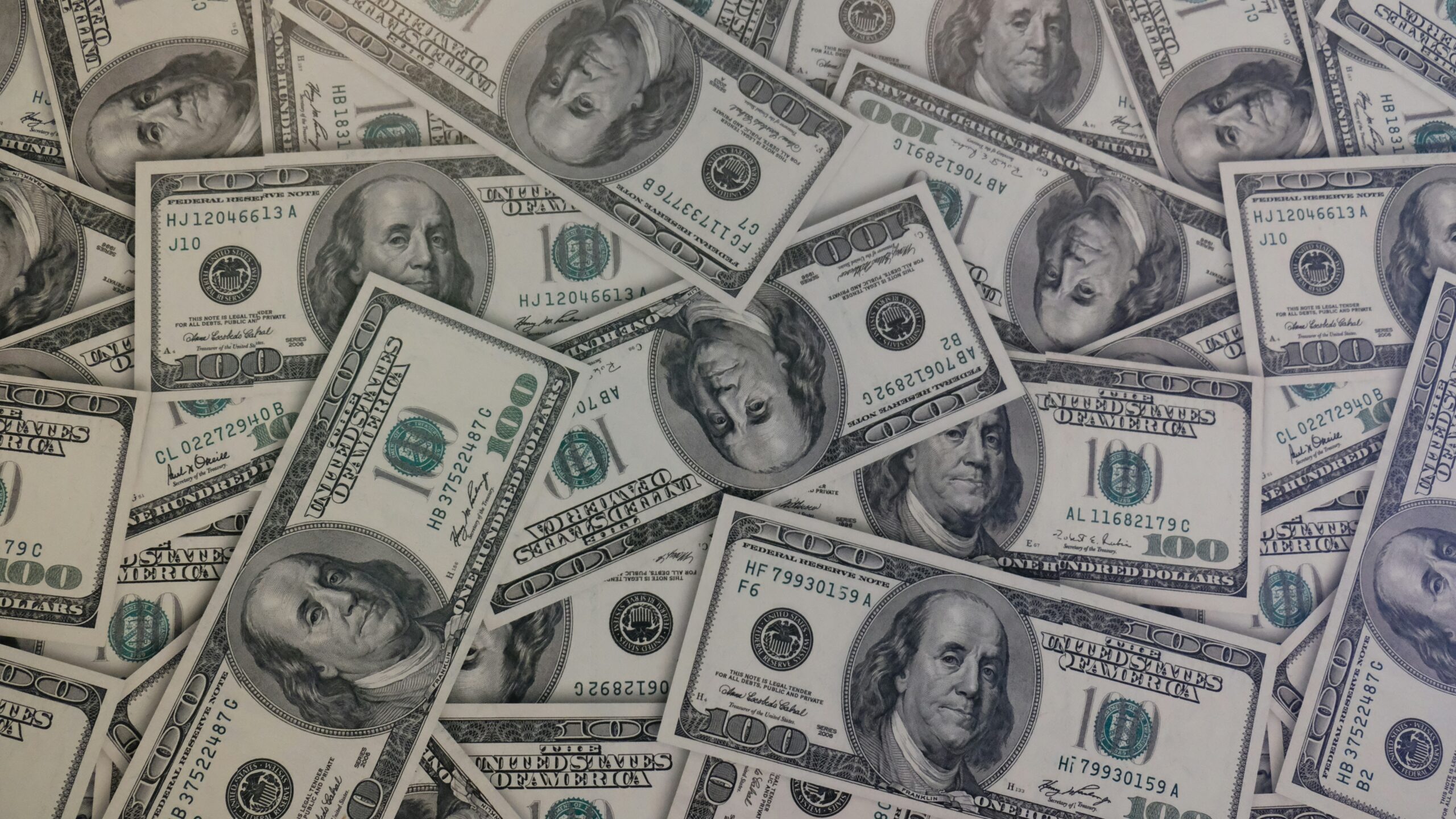 Prosecutors say a courier used a dollar bill as a password to collect $137,000 in gold from a Hawaii woman