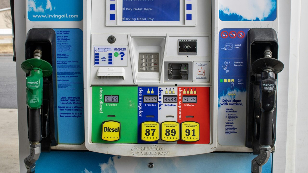 Gas prices should keep easing into 2027 as oil prices fall, the government says