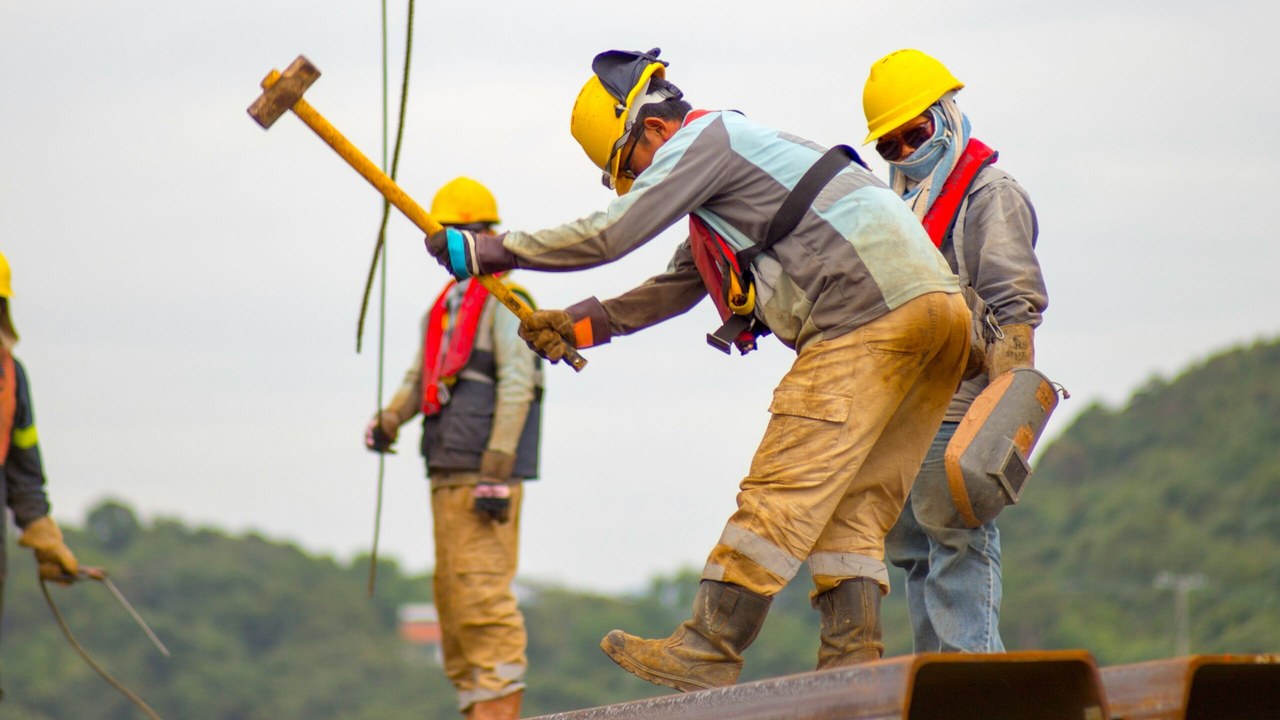 Misclassifying employees as contractors can leave a company owing back overtime, the Labor Department says