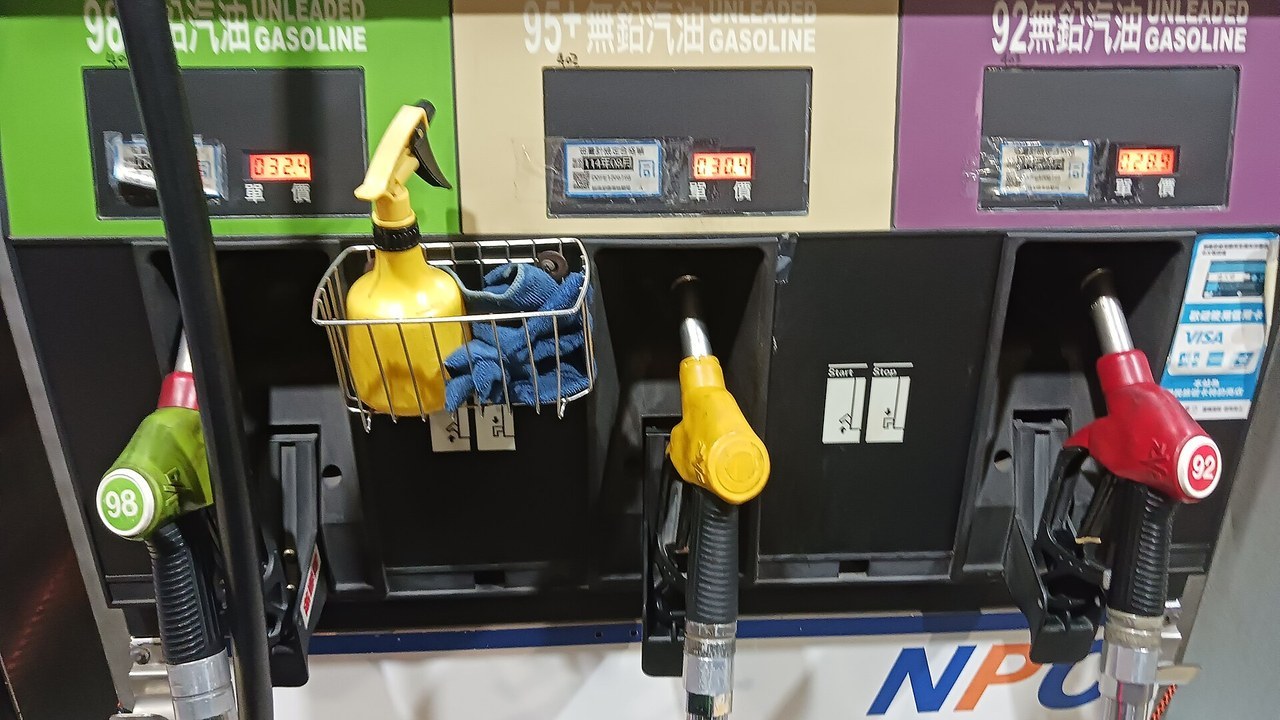 Gasoline averaged $4.07 a gallon last week, 89 cents more than a year ago
