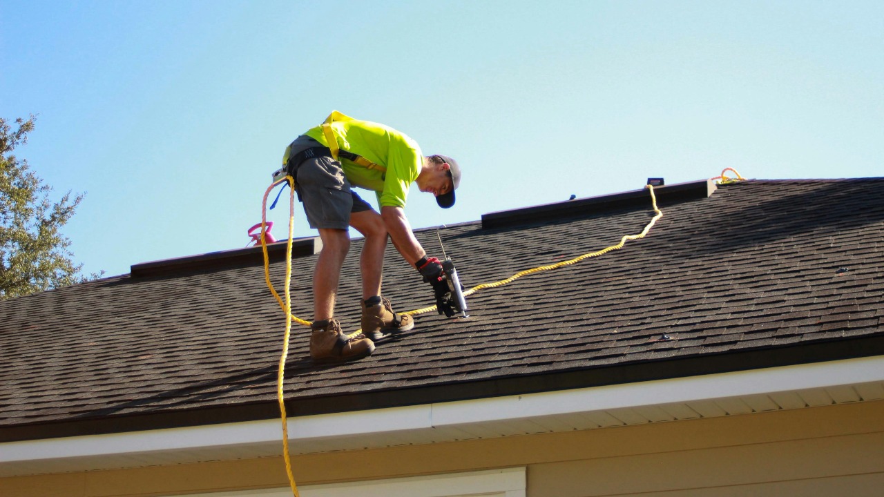 A Chicago-area roofing contractor faces $265,868 in proposed penalties after a 25-foot fall risk