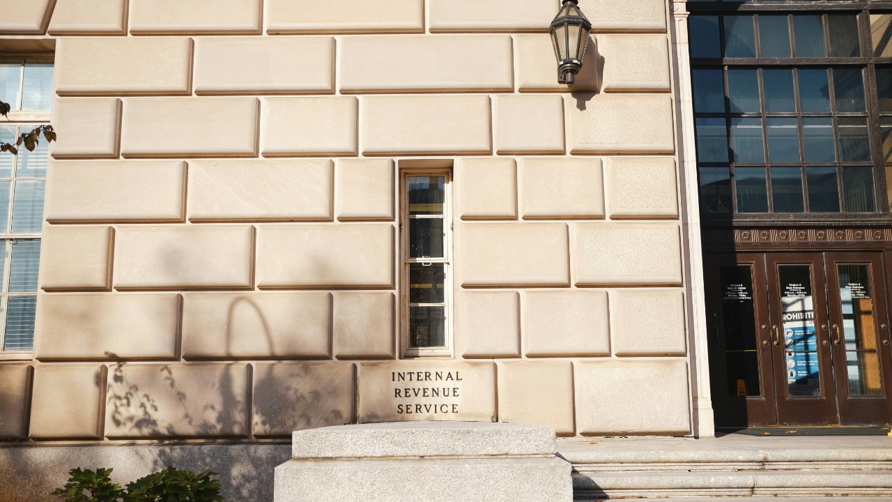 Filers who gave the Internal Revenue Service no bank account averaged $5,624 back, about $1,926 more than everyone else
