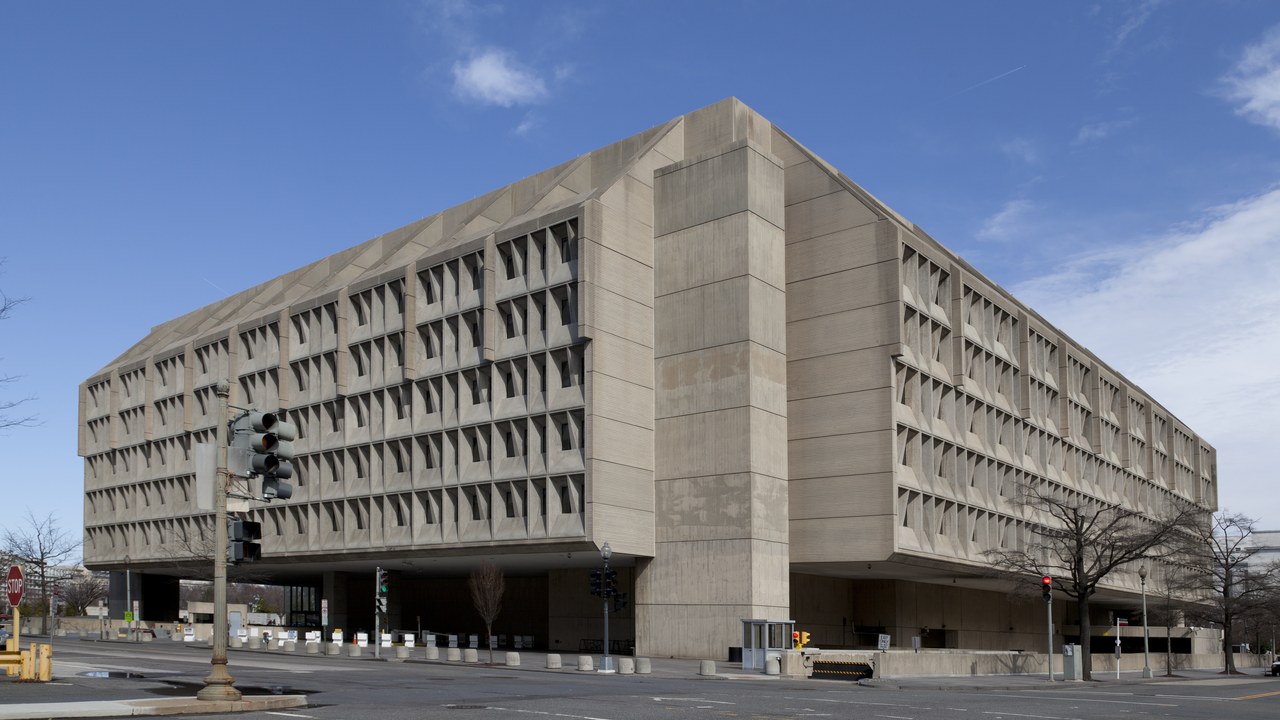 Starting Jan. 1, only green-card holders, Cuban and Haitian entrants and COFA migrants among lawfully present immigrants can get Obamacare savings