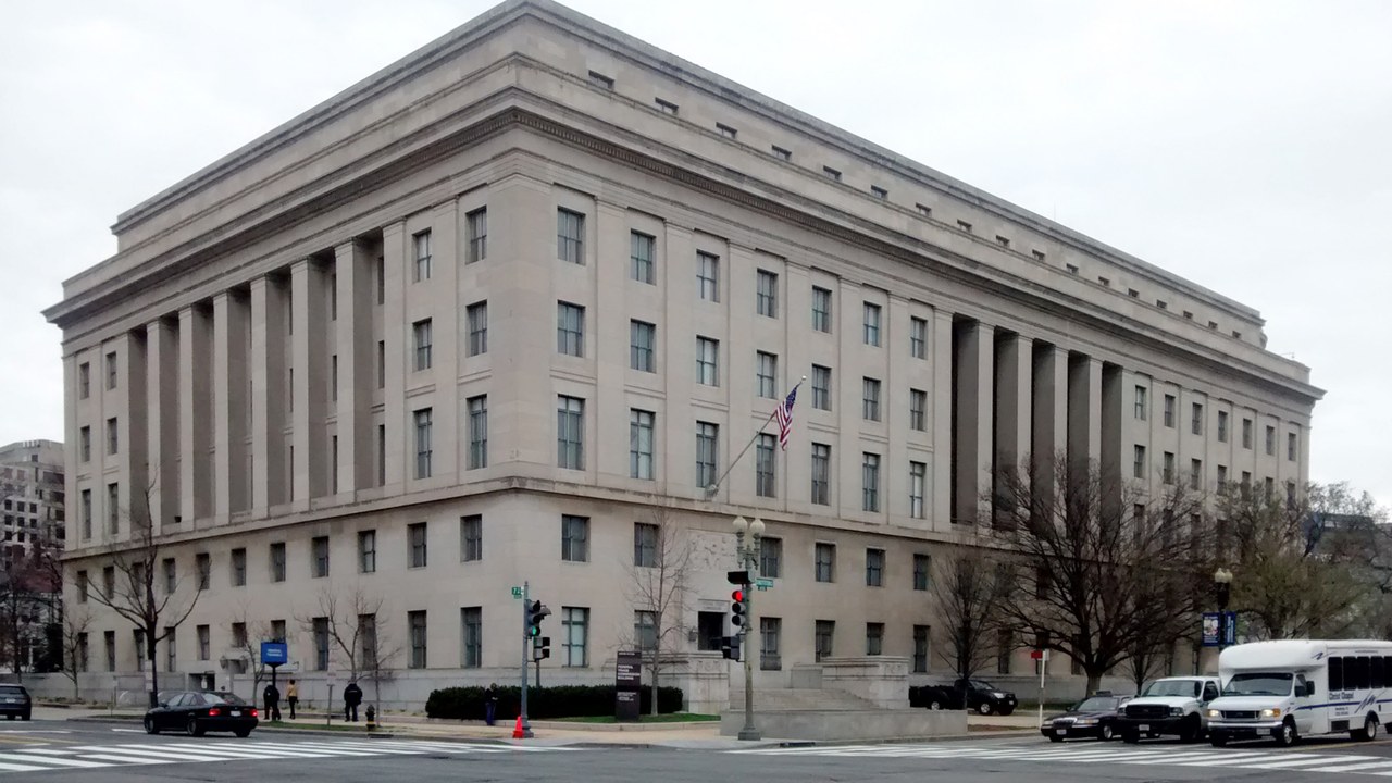 Car dealers must advertise a price that includes every mandatory fee, the FTC told the industry