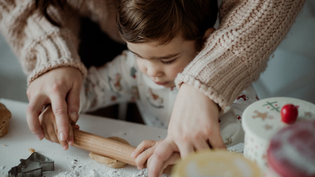 A spouse of any age caring for the worker’s child under 16 can collect Social Security on the worker’s record