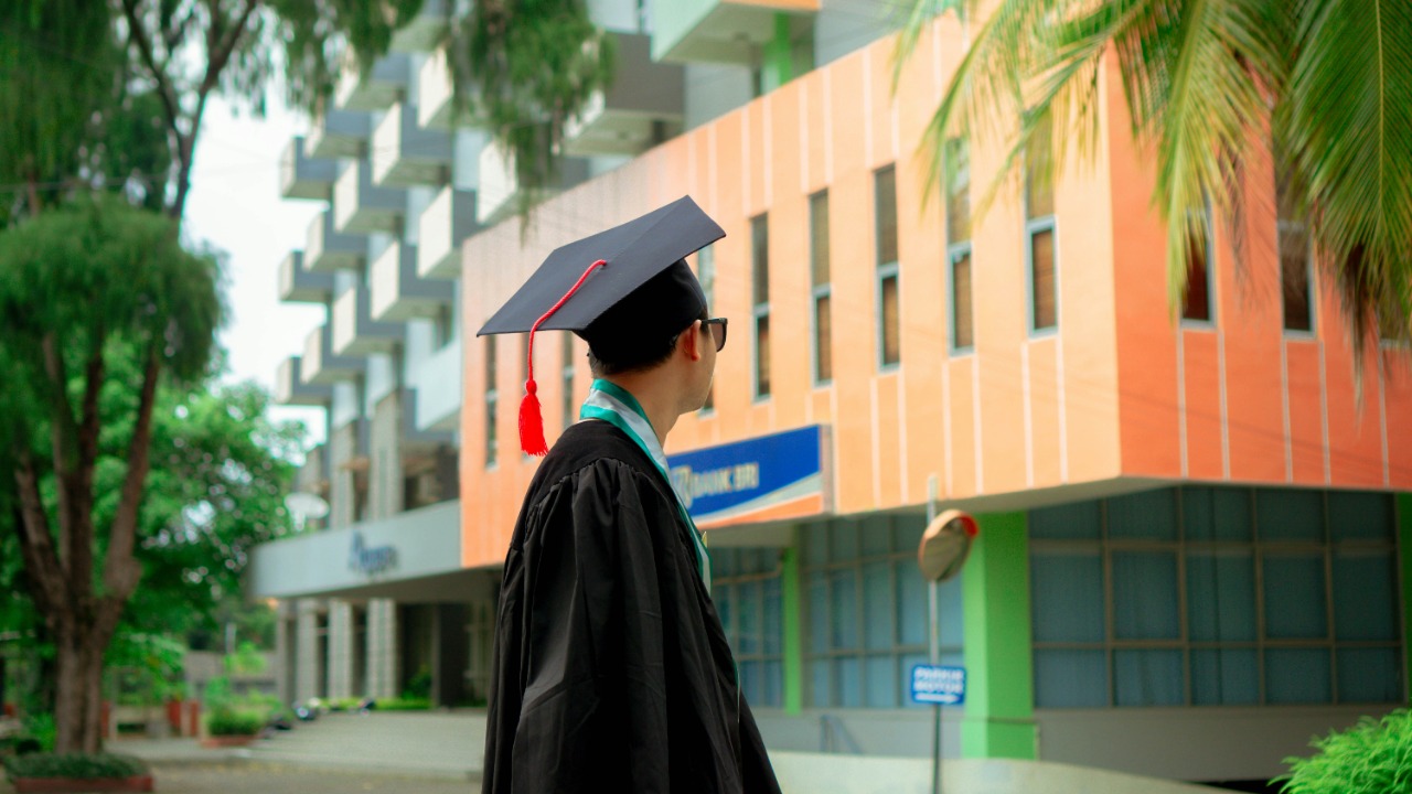 Enrolling a student loan in autopay by December 31 holds a 1% interest cut through June 2028