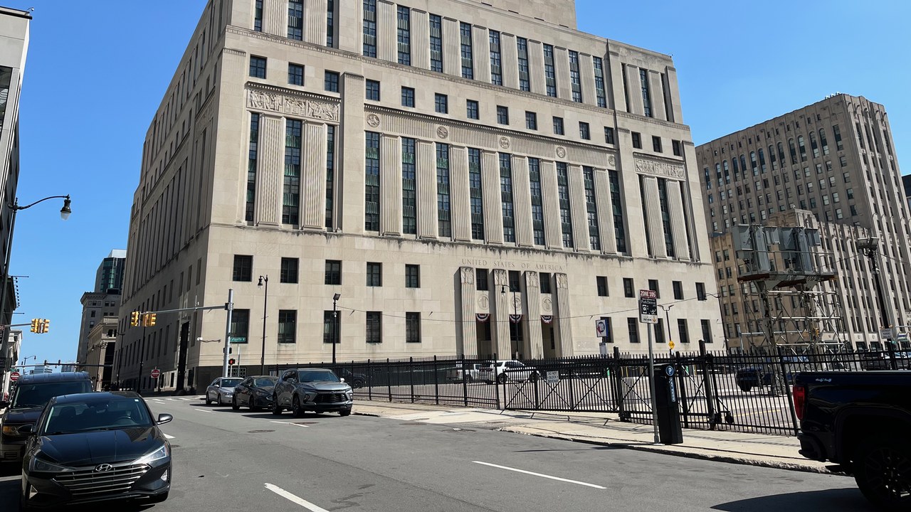 A banned futures trader who promised a church a 72 percent yearly return got 33 months and must repay $2,749,210.60 to at least 128 victims