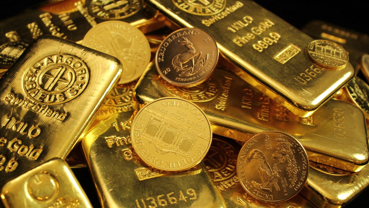 A Decatur, Georgia courier got 14 years and must repay $886,799.84 after collecting gold from a senior citizen in a fake FTC agent scam