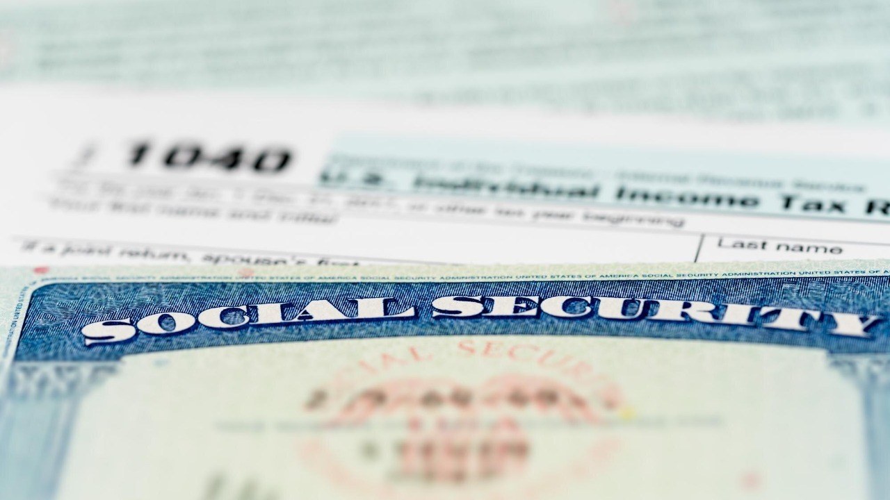 Social Security’s 2027 table shows a top earner who retired at 67 in January 2026 collecting $4,359 a month, and one who retired at 70 that month $5,368